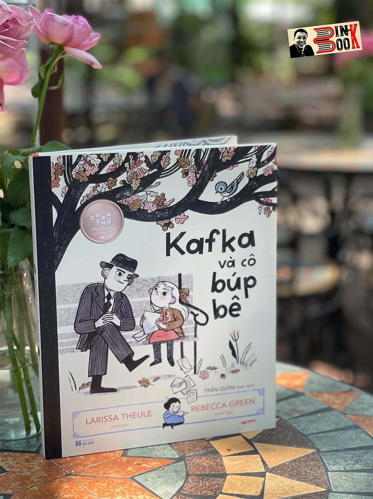 Bìa sách KAFKA VÀ CÔ BÉ BÚP BÊ - Larissa Theule - Minh họa: Rebecca Green - Trần Quân dịch - Crabit Kidbooks