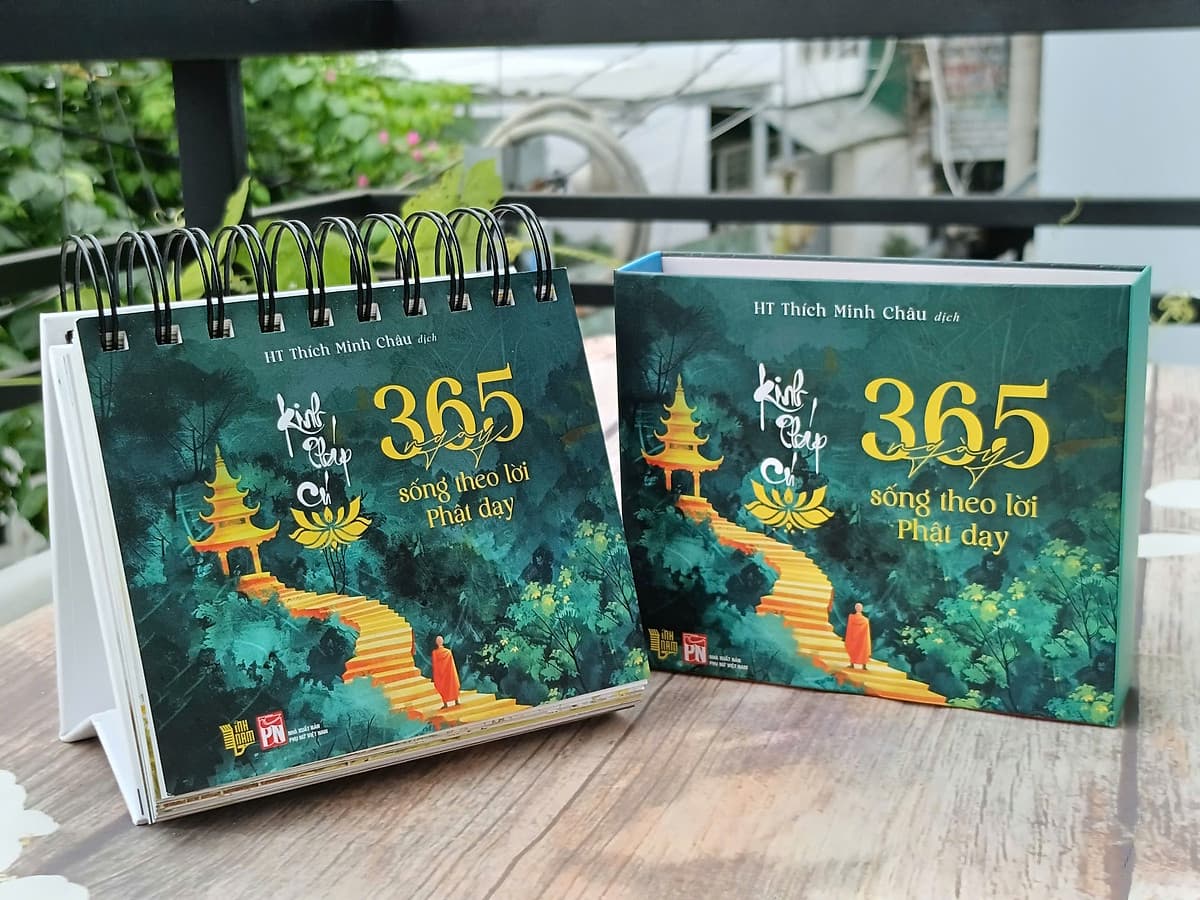 Bìa sách Kinh Pháp Cú - 365 ngày sống theo lời Phật dạy (bản cao cấp, in màu)