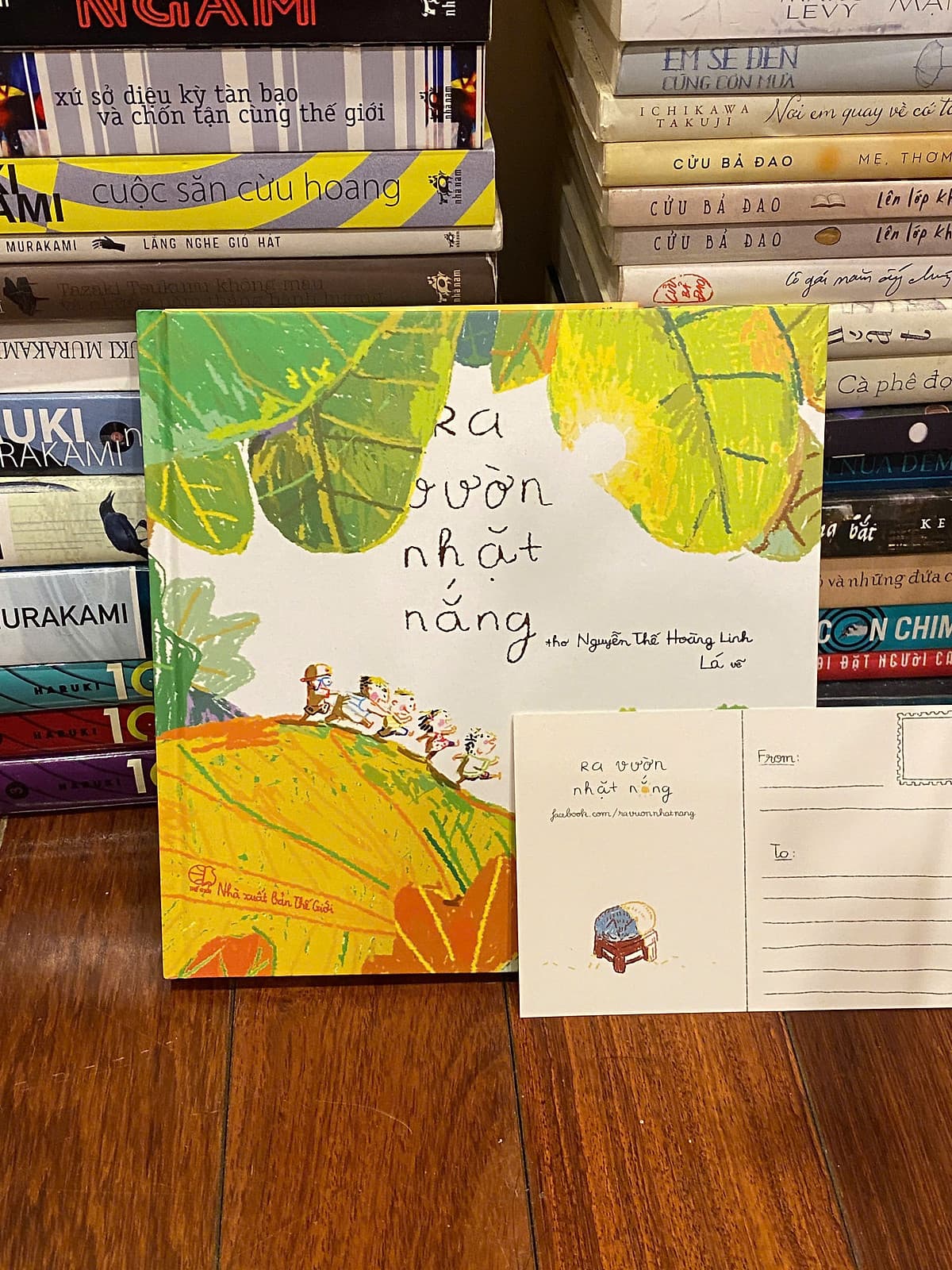 Bìa sách Ra Vườn Nhặt Nắng (Những Vần Thơ Sưởi Ấm Tâm Hồn)